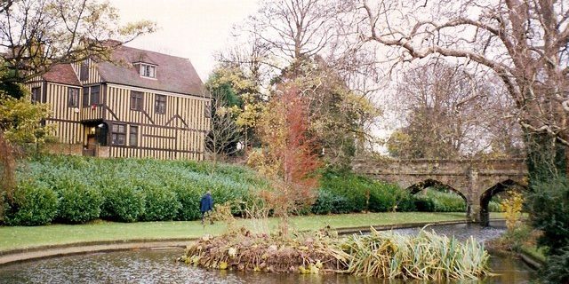 Airport Transfer from Eltham to Luton