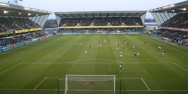 Taxi from New Cross to Luton Airport