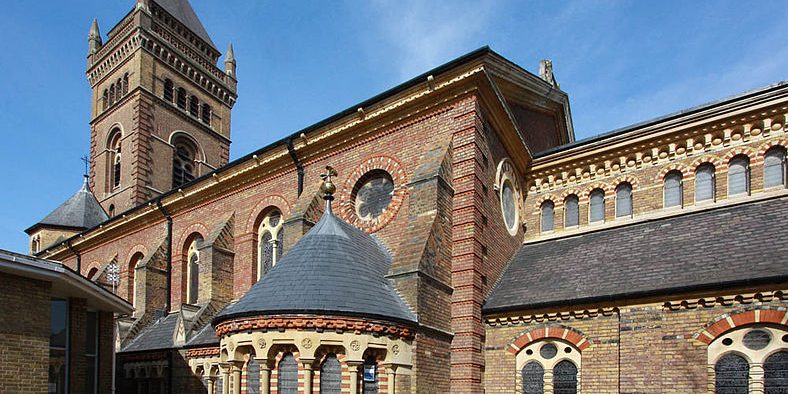 Airport Transfer from Ealing to Luton Airport