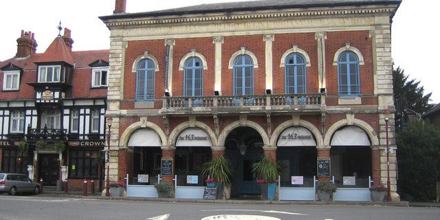 Taxi Transfer from Chertsey to Gatwick Airport