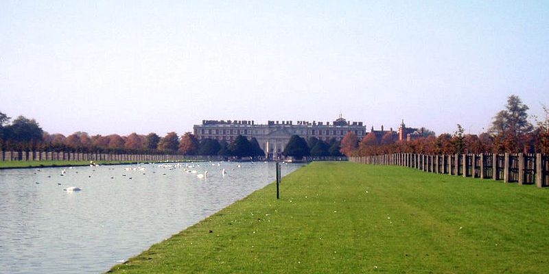 Taxi from Thames Ditton to Gatwick Airport