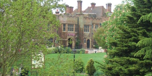 Taxi Transfer from Chessington to Heathrow Airport