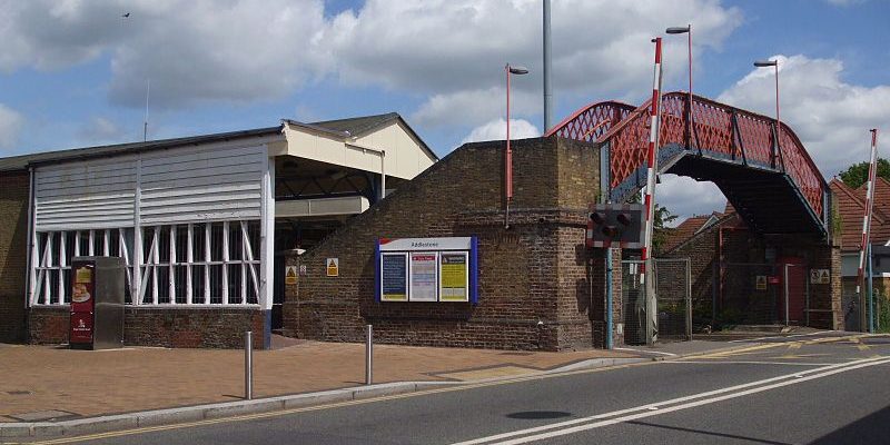 Taxi Transfer from Addlestone to London City Airport