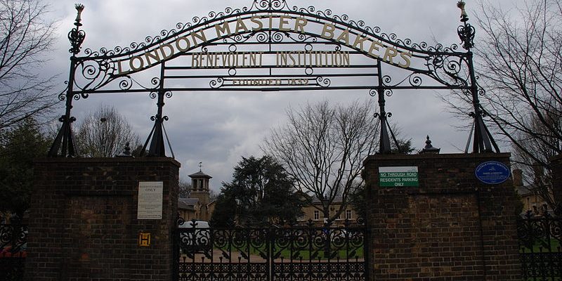 Taxi Transfer from Leyton to Luton Airport