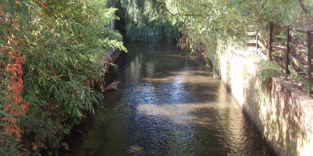 luton-airport-transfer-to-addlestone Taxi Transfer from Addlestone to Luton Airport