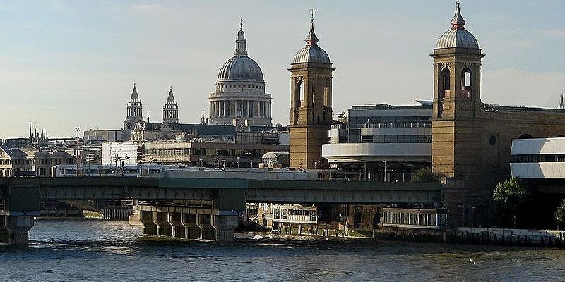 Taxi from City of London EC4 to Luton Airport