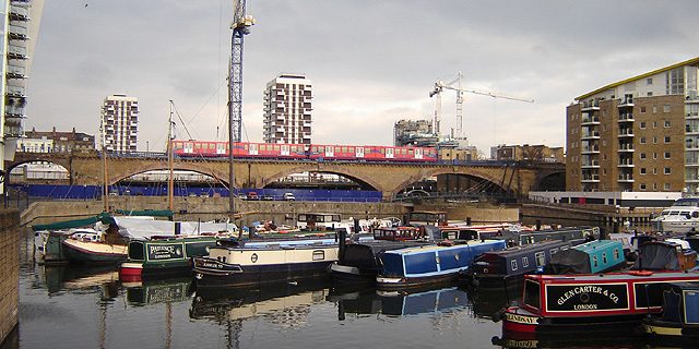 Taxi Transfer from Tower Hamlets (E14) to Luton Airport