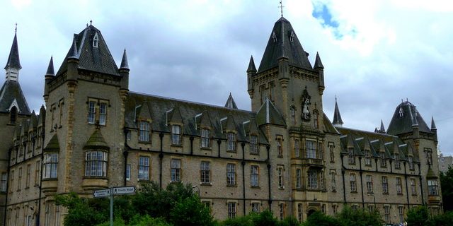 Taxi Transfer from Wandsworth to Luton Airport