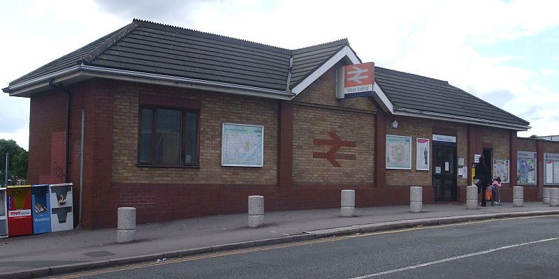 Taxi Transfer from West Ealing to Luton Airport