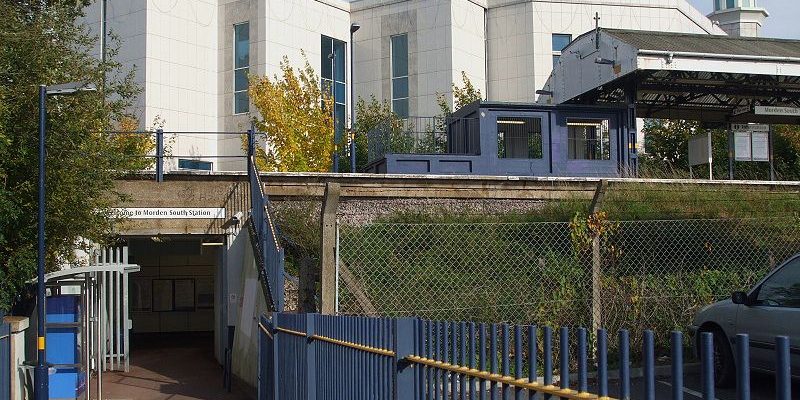 Taxi Transfer from West Wimbledon to Luton Airport