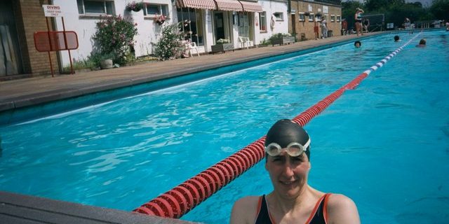 Taxi Transfer from Hampton to Gatwick Airport