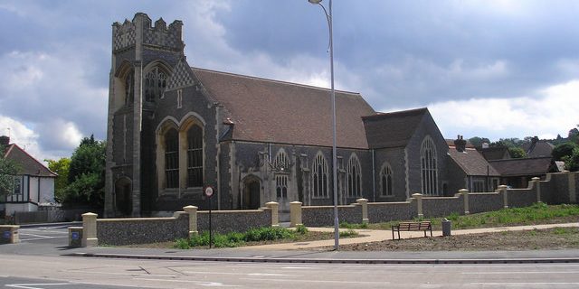 Taxi Transfer from Coulsdon to Luton Airport