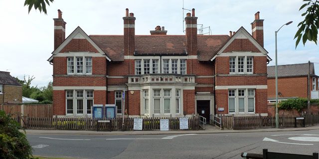 luton-airport-transfer-to-east-molesey Taxi from East Molesey to Luton Airport