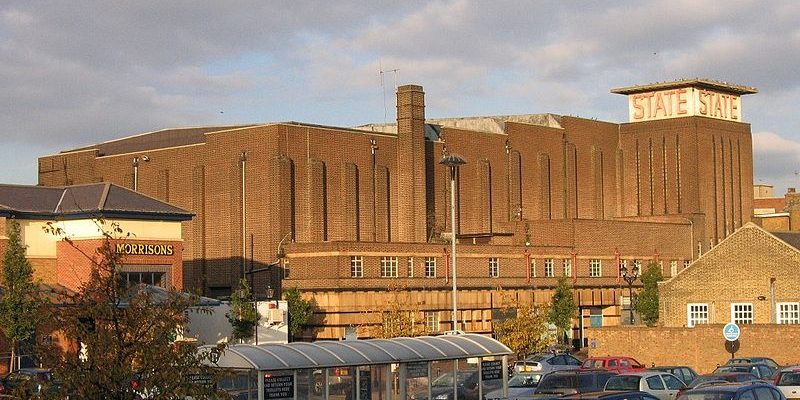 Taxi Transfer from Grays to Luton Airport