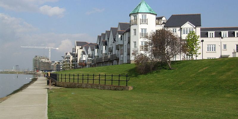 Taxi Transfer from Greenhithe to Luton Airport