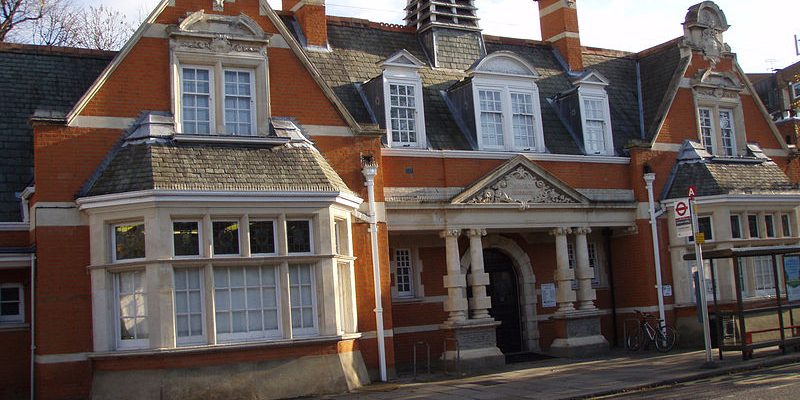 Taxi Transfer from Teddington to Luton Airport