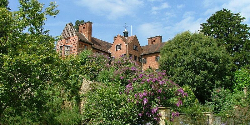 Taxi Transfer from Westerham to Luton Airport