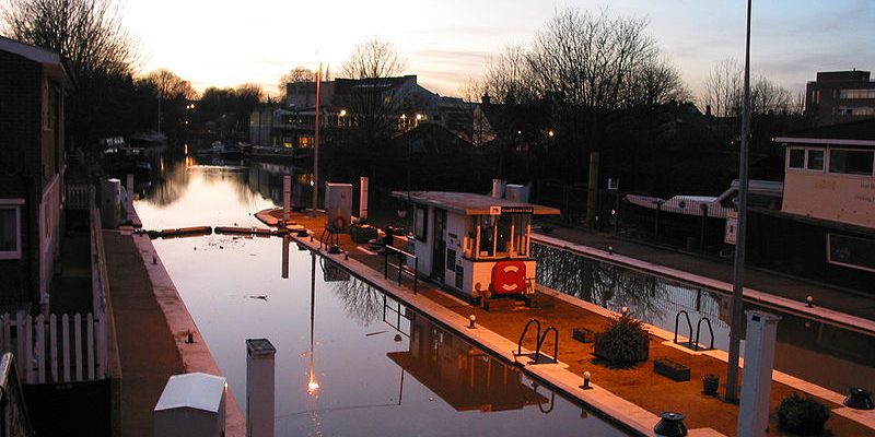 Taxi Transfer from Brentford to Gatwick Airport