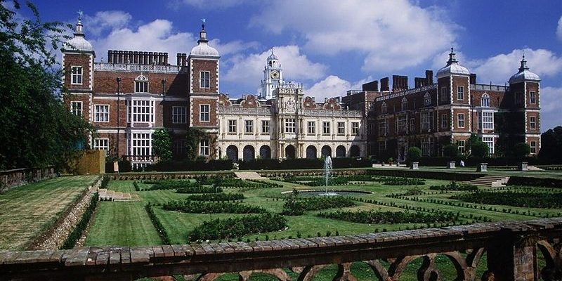 Taxi Transfer from Hatfield to Gatwick Airport