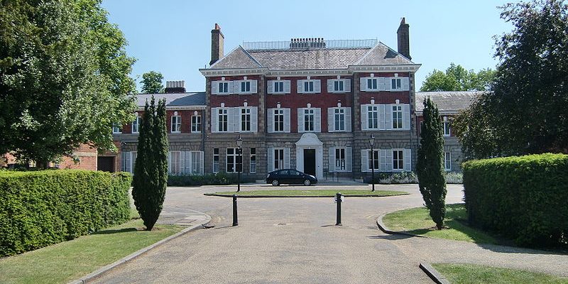 Taxi Transfer from Twickenham to Gatwick Airport