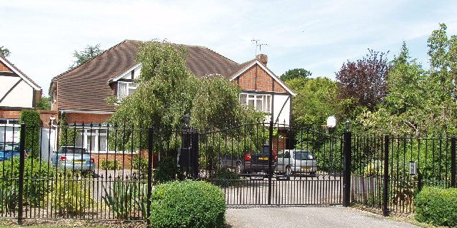 Taxi from Gerrards Cross to London City Airport