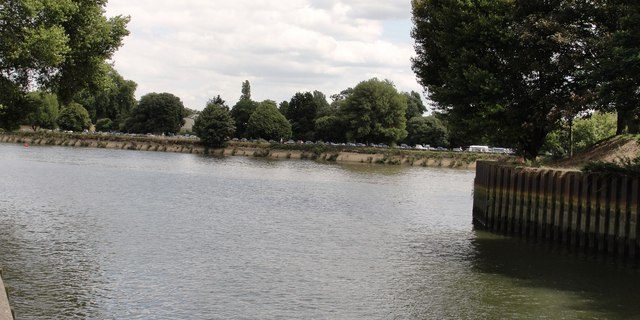 Taxi Transfer from Brentford to Luton Airport