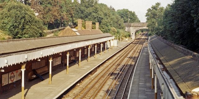 Taxi Transfer from Chigwell to Luton Airport