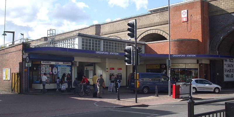 Taxi Transfer from Greenford to Luton Airport