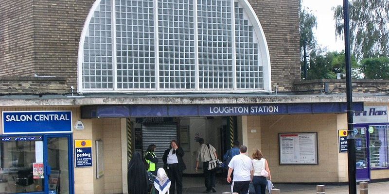 Taxi Transfer from Loughton to Luton Airport