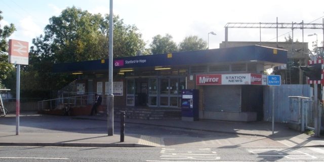 Taxi from Stanford-le-Hope to Luton Airport