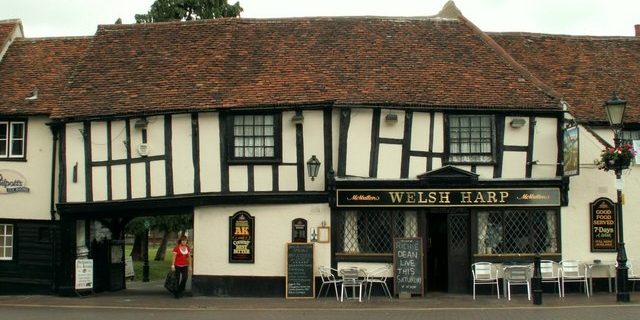 Taxi from Waltham Abbey to Luton Airport